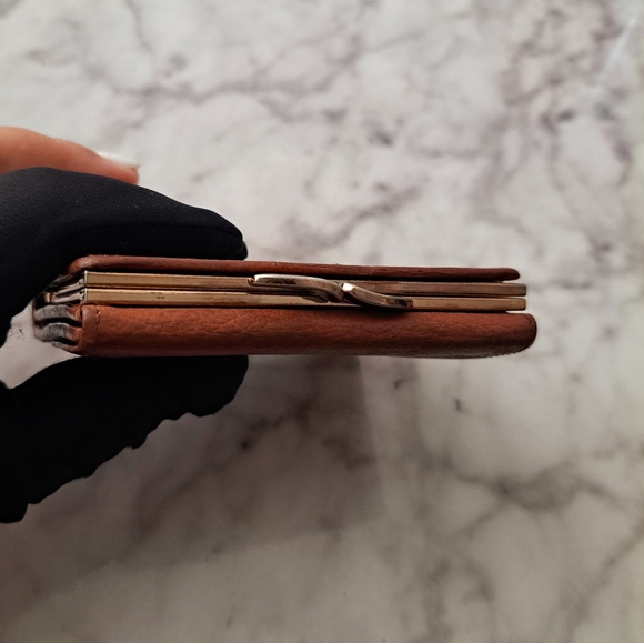 Burberrys wallet with kiss lock coin - Picture 13 of 14